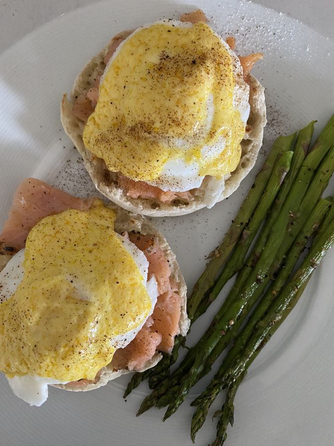 Eggs Benedict with English Muffins - Servings 1 — Brava